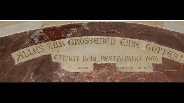 Deze schildering werd aangebracht boven in de grafstenenboog door restauratieschilder N. Buchholz 1n 1903.