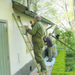 Vroeger door vrijwilligers en tegenwoordig professionele schilders.